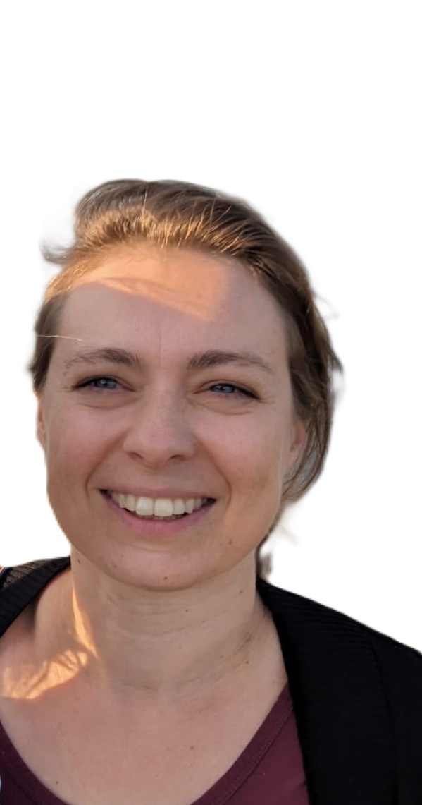 Das Gesicht einer Frau mit heller Hautfarbe und dunkelblonden Haaren zum Zopf gebunden. 