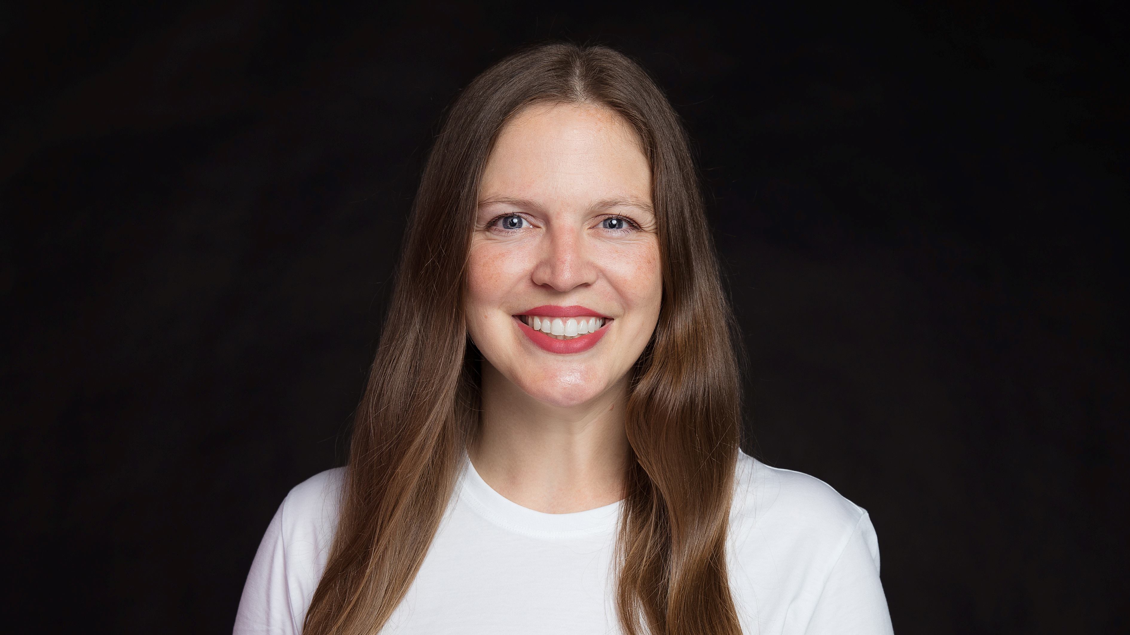 Das Bild zeigt Inga Meckel. Eine lächelnde Frau mit braunen Haaren, die direkt in die Kamera blickt. 