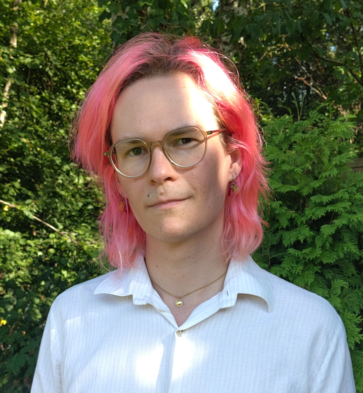 Geschäftsführerin des Wissenschaftsunternehmens Sepisight. Pinke Haare, runde Brille, weißes Hemd.