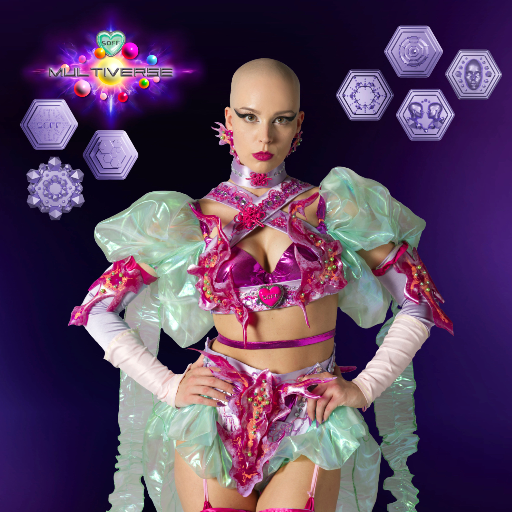 weibliche Figur ohne Haare in selbstbewusster Haltung mit pink-türkis futuristisch ornamentiertem Outfit 